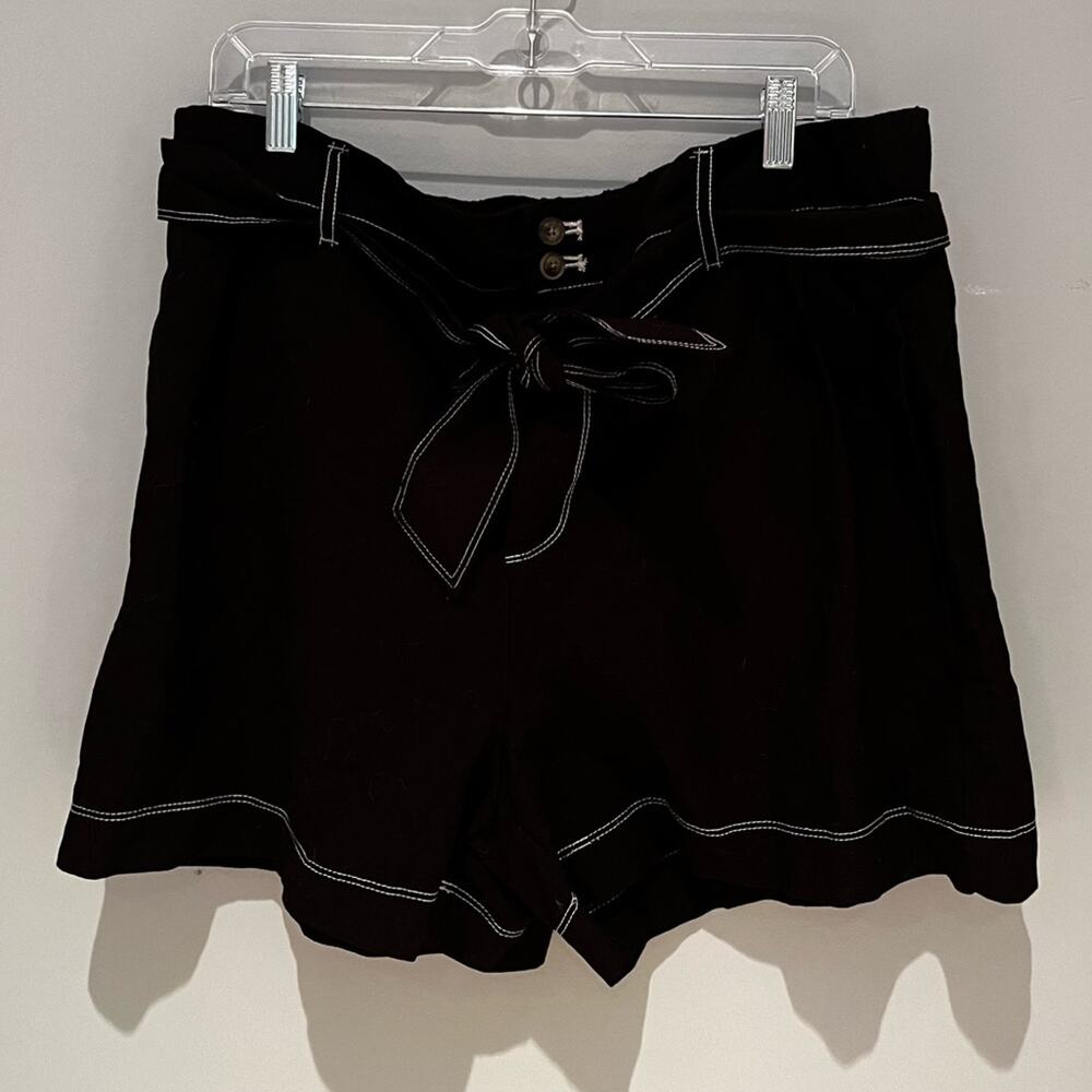 NEW WhoWhatWear Belted Ruffle Flutter Contrasting Stitch Shorts Sz XL
